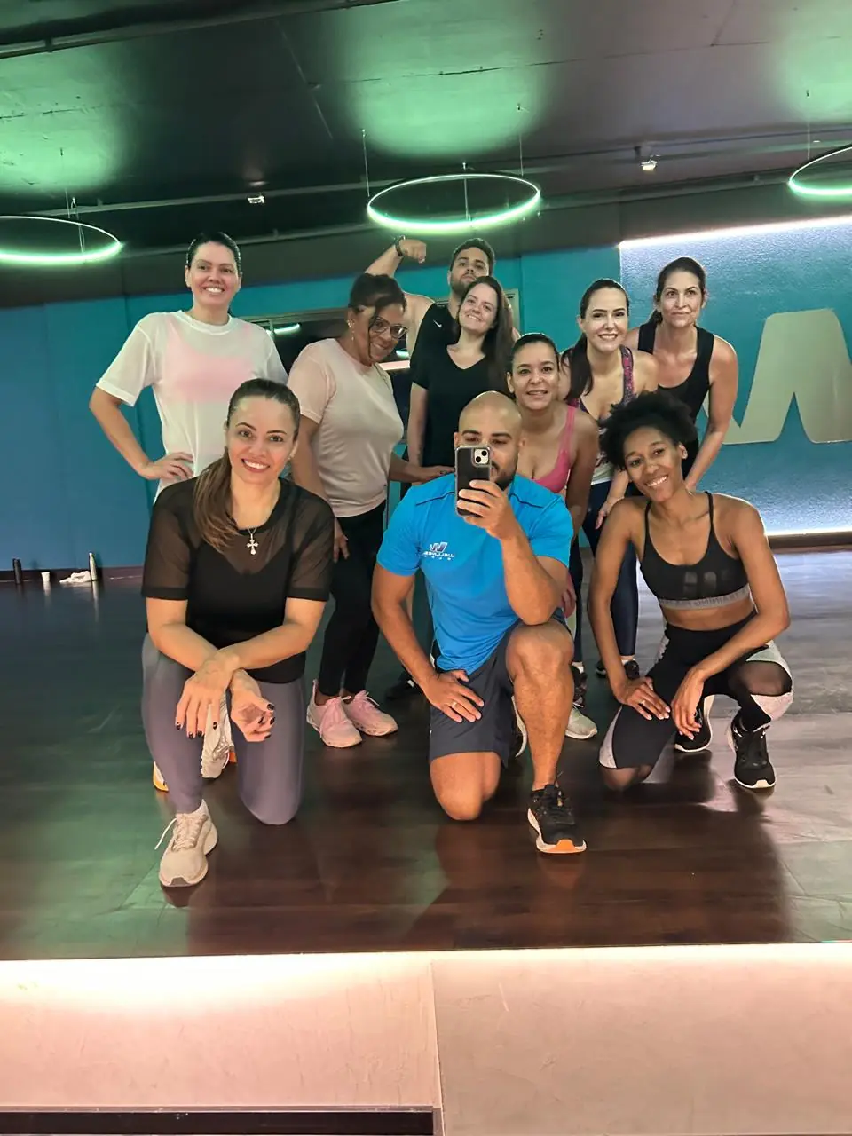 Mulheres se olhando no espelho